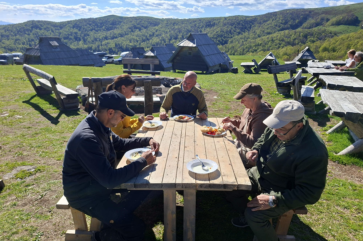 Mahlzeit bei der Offroad-Camper-Tour in Montenegro