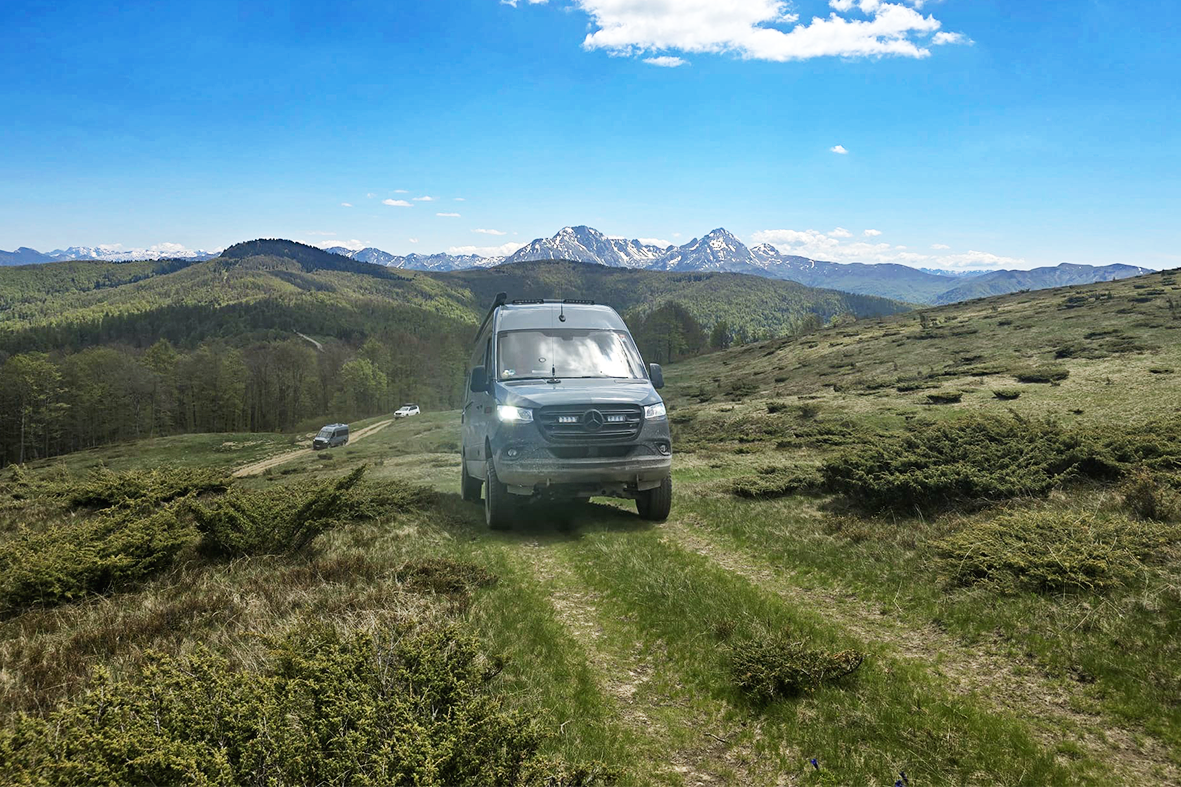 Offroad-Camper unterwegs bei einer 4x4-Offroad-Tour