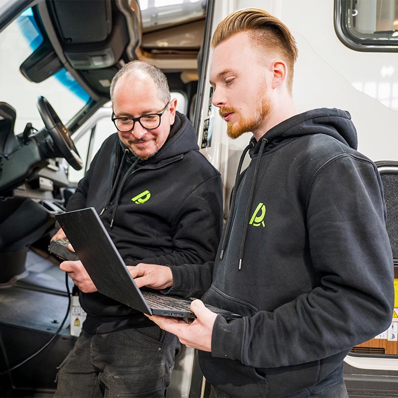 Servicemitarbeiter von Allroad in der Wohnmobilwerkstatt