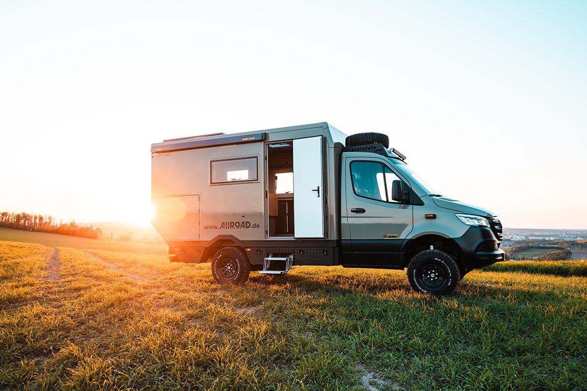 The Rebel 4x4 von Rhöncamp ist ein teilintegrierter Offroad-Camper.