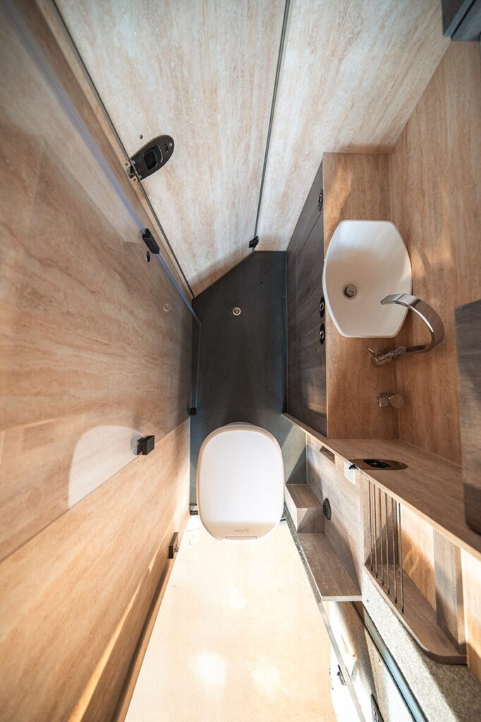 Hochmodernes Badezimmer im ATACAMA 4x4D – komplett aus Aluminium gefertigt.