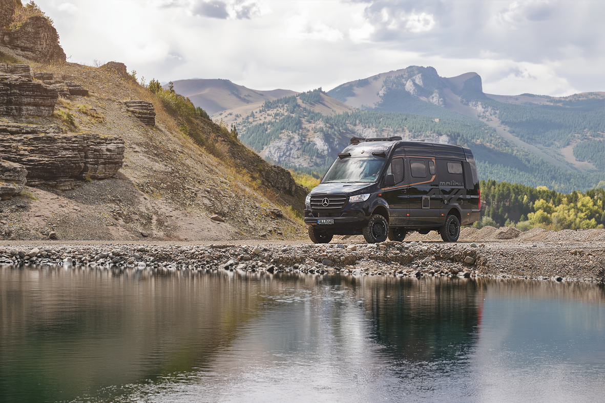 Genius 4x4 in den Bergen am See.
