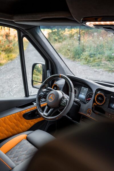 Interieur Design in Leder, Alcantara und Carbon im TAKLAMAKAN 4x4