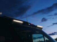 Zusatzscheinwerfer des Malibu Genius 4×4 in der Abenddämmerung