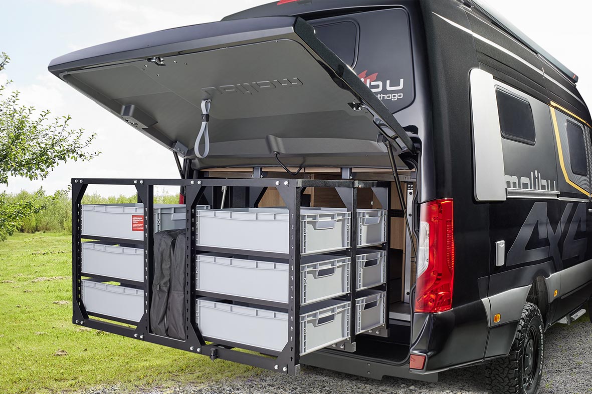 Ausgezogenes Organisationssystem in der Heckgarage des Malibu Genius 4x4 mit mehreren Stauboxen.