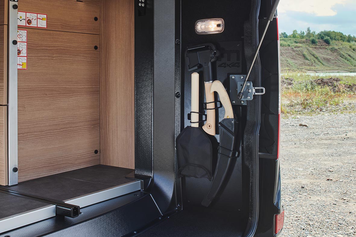 Outdoor-Werkzeug und Zubehörhalterung in der Heckgarage des Malibu Genius 4x4.