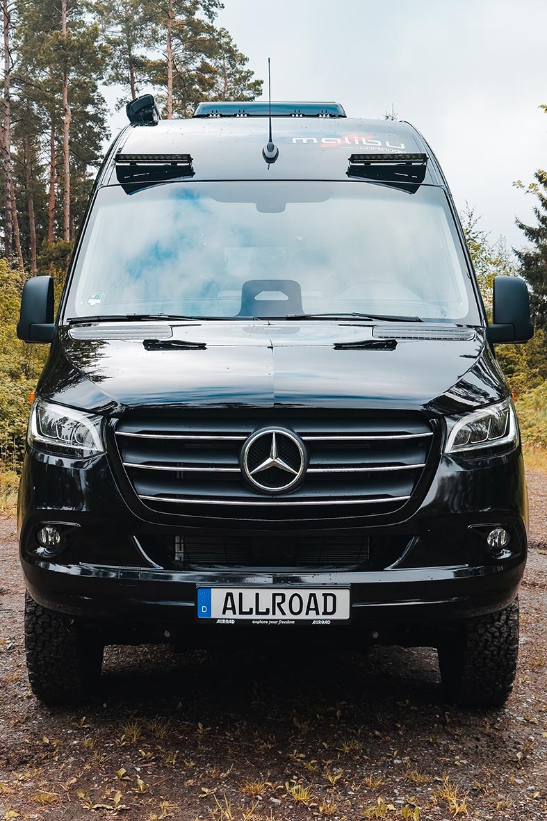Markante Front mit Zusatzscheinwerfern des Malibu Genius 4x4 auf Mercedes-Benz Sprinter Basis