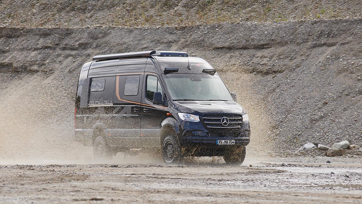 Malibu Genius Performance 4x4 bei einer Wasserdurchfahrt im Gelände als Allrad-Camper.