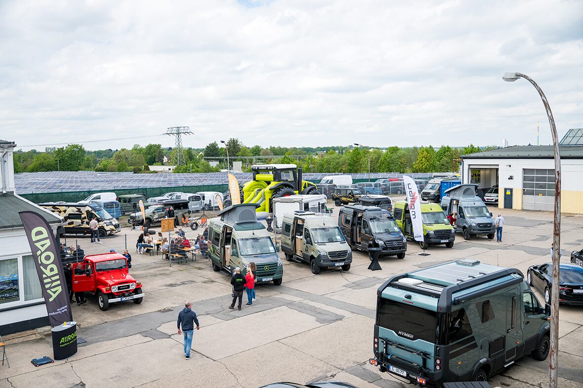 Viele Fahrzeuge und Leute bei AllRoad in Chemnitz
