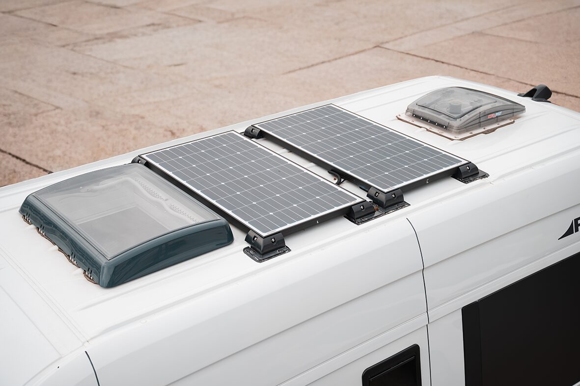 Solarmodule auf dem Kastenwagen und Offroad-Camper Pössl Roadstar X