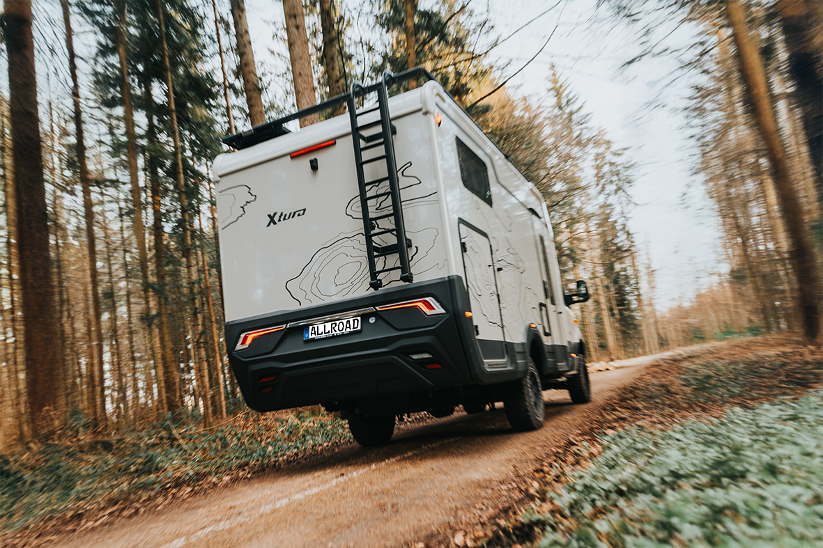 Volle Fahrt – auch abseits vom Asphalt. Das kann man bei Allroad mit über zwanzig Fahrzeugen selbst erleben. Mit dabei natürlich auch der Xtura von Eura Mobil