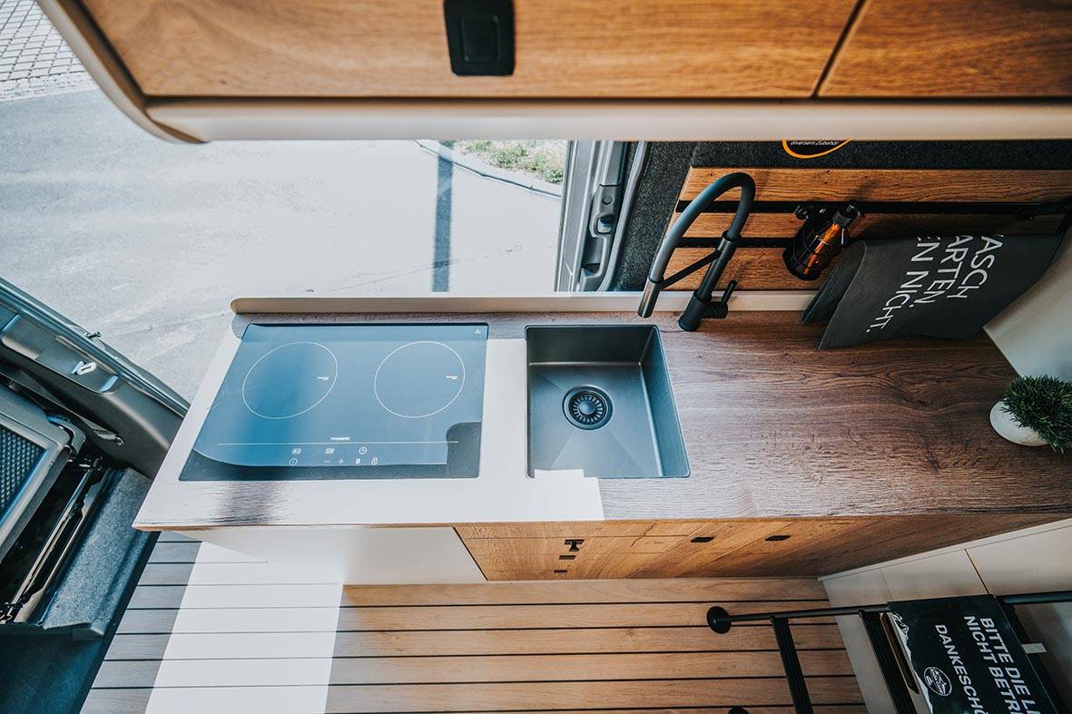 Induktionsherd und Spüle im Küchenblock des Rhön Camp Savage