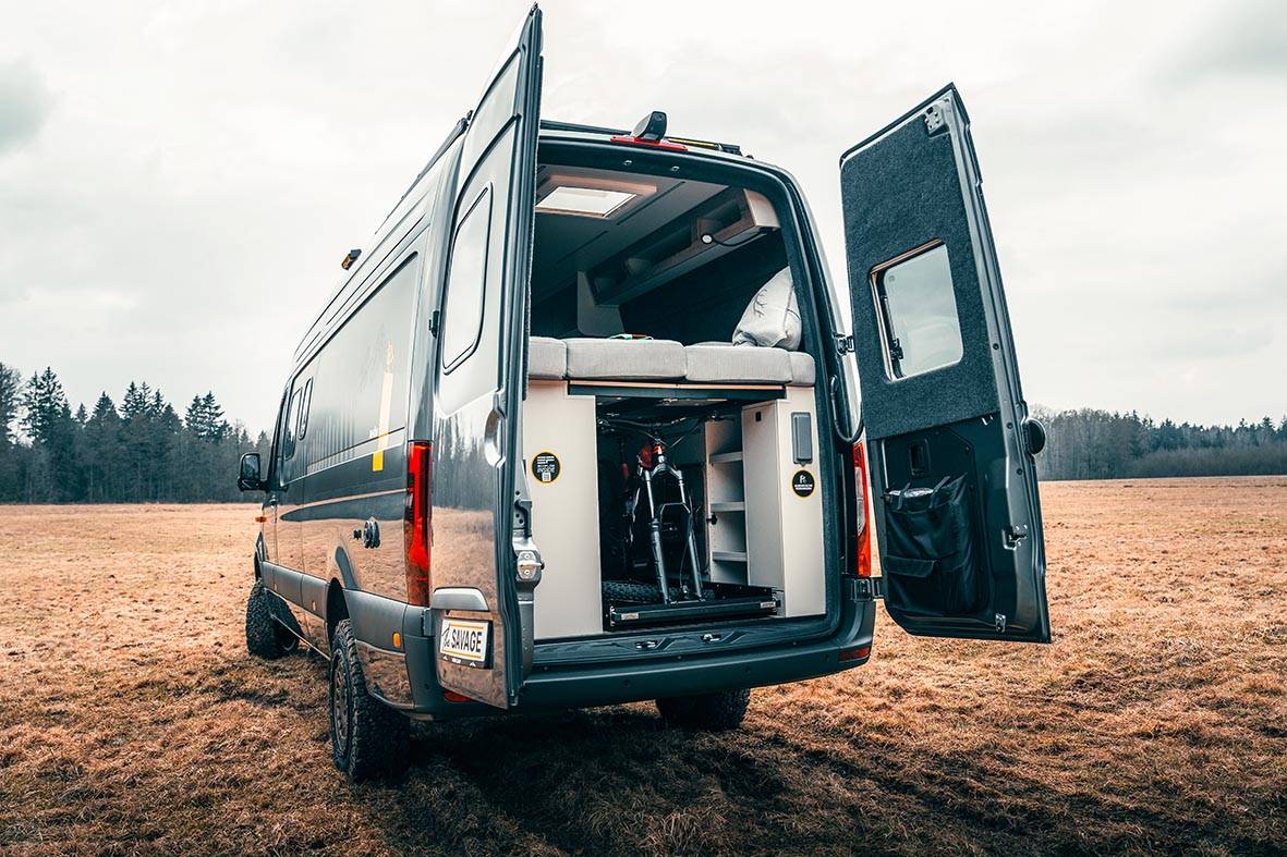 Rhön Camp Savage X mit hohem Bett und großer Heckgarage