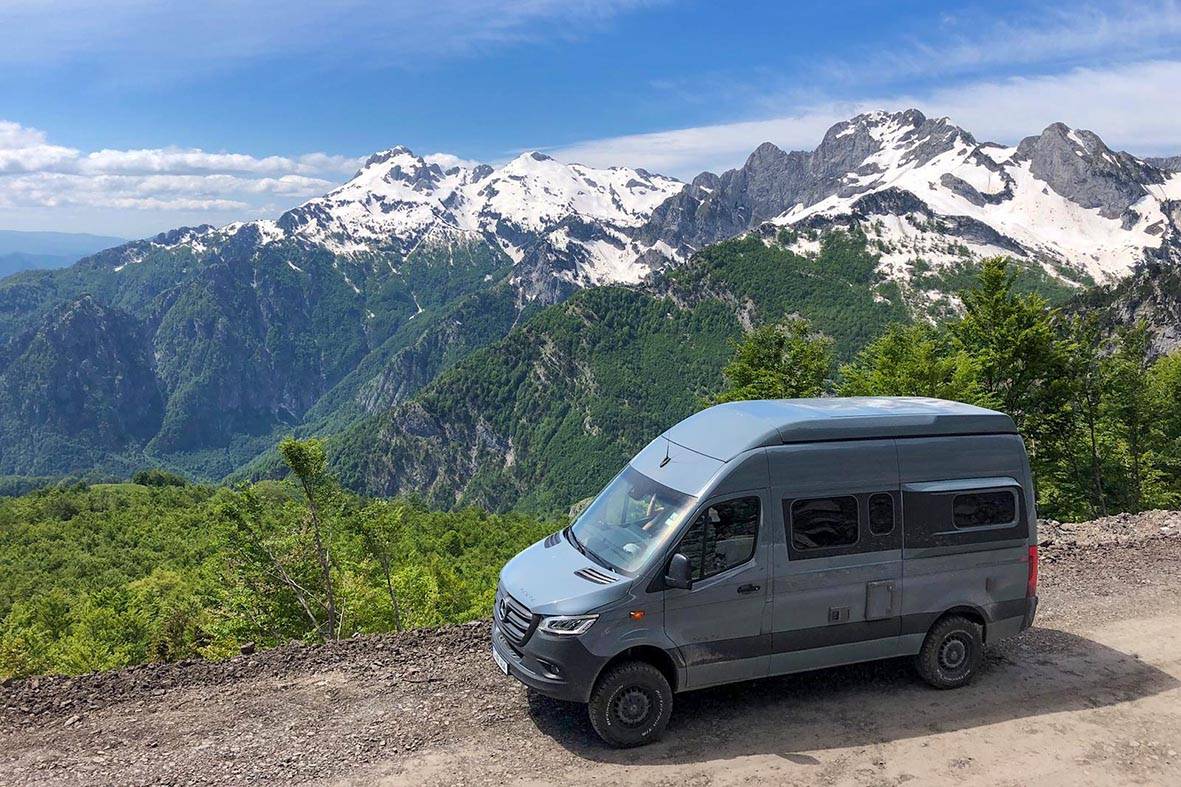 Der Allradcamper Hymer Grand Canyon unterwegs in den Bergen von Albanien