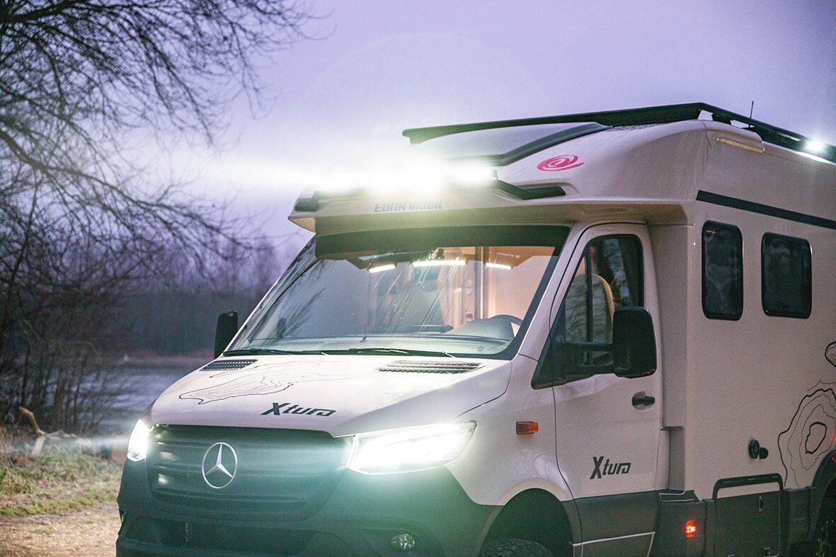 Zusatzscheinwerfer am Xtura bringen Licht ins Abenteuer. Jetzt selbst erleben bei der Miete bei AllRoad