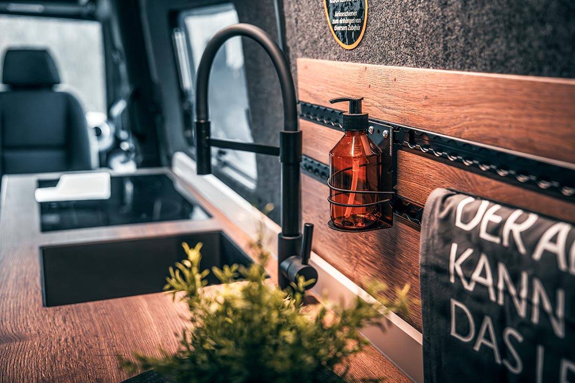 Design der Küche im SAVAGE 4x4