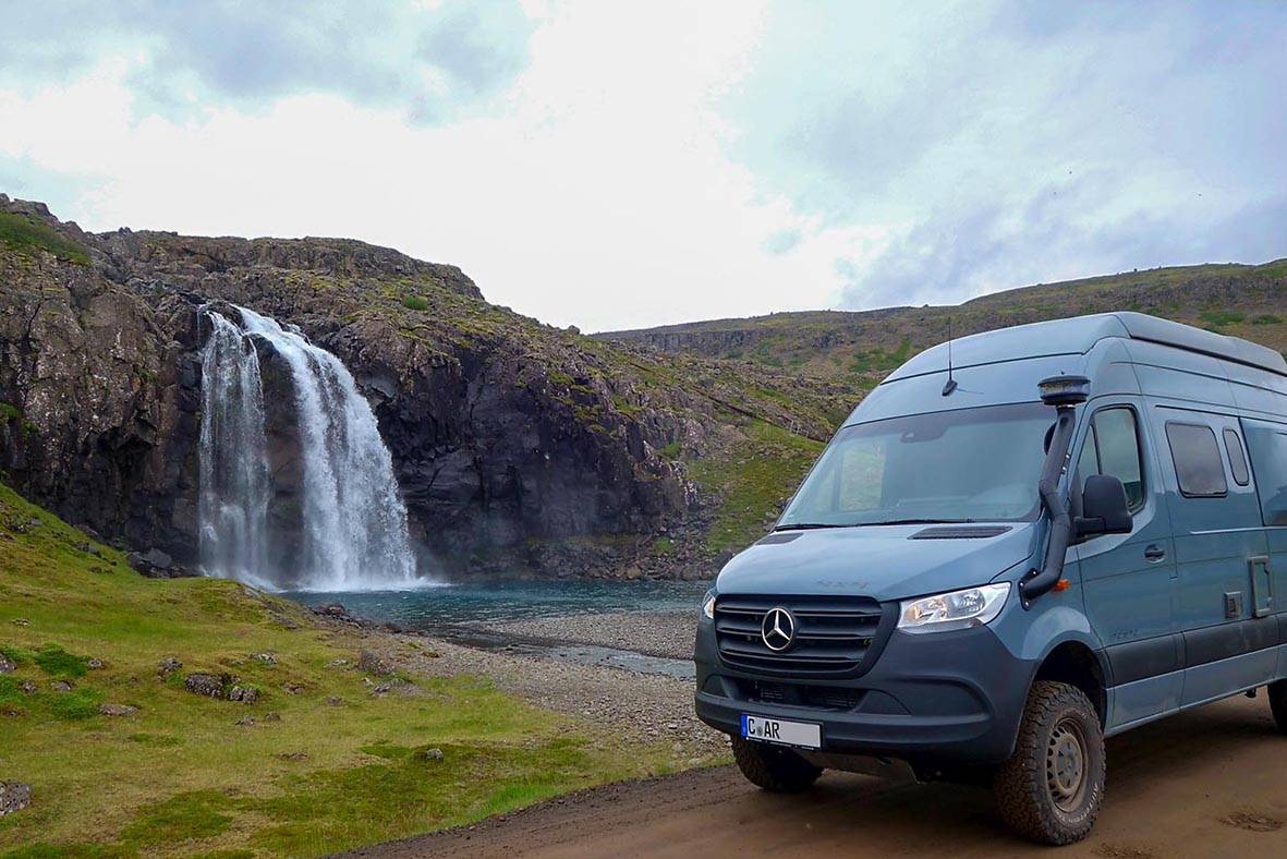 Mit dem Allrad-Sprinter an einem Wasserfall in Island