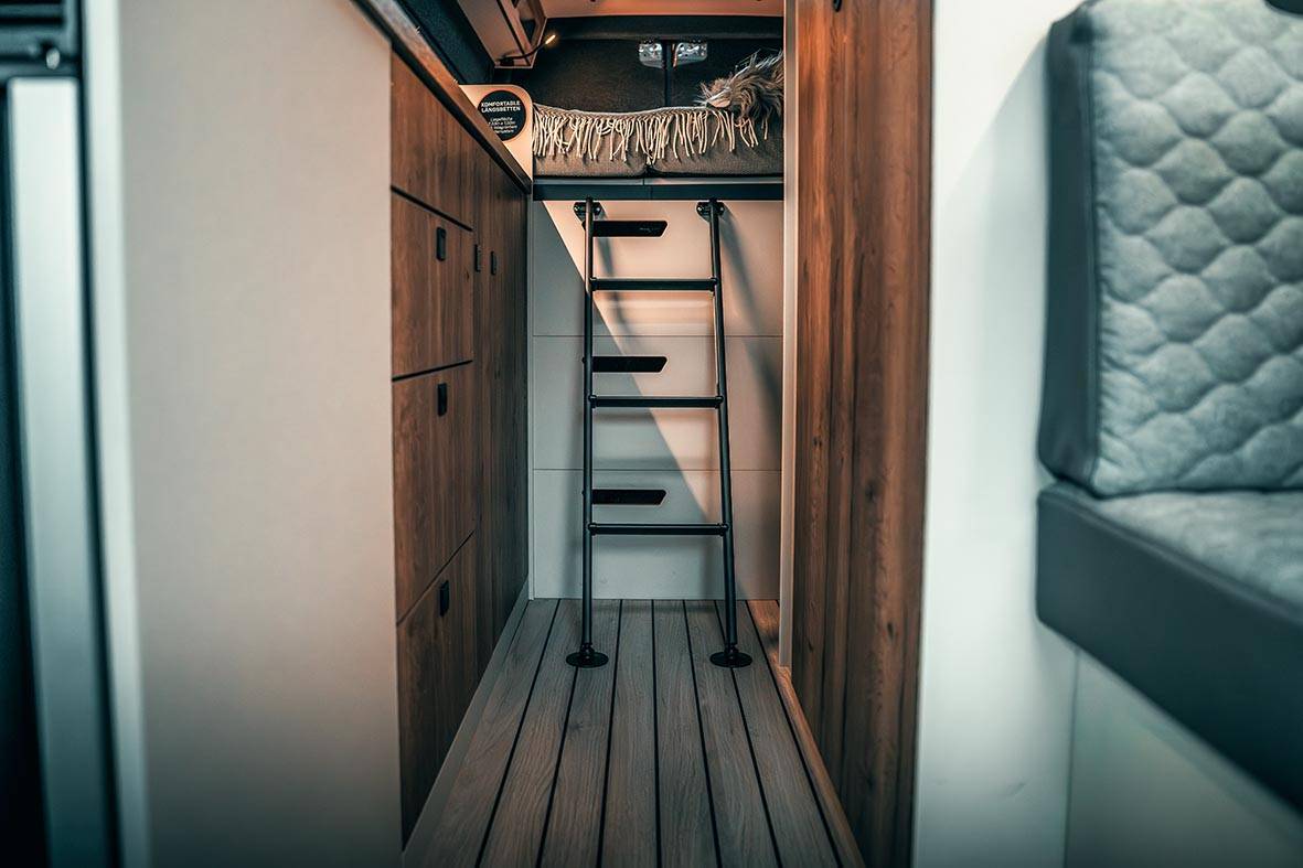 Aufstieg ins Bett im Rhön Camp Savage X